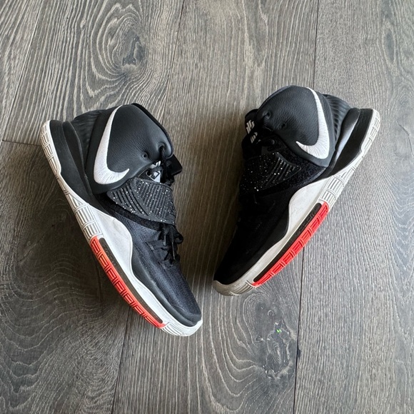 Nike Basketball Kyrie 6 in Black/White Size 11